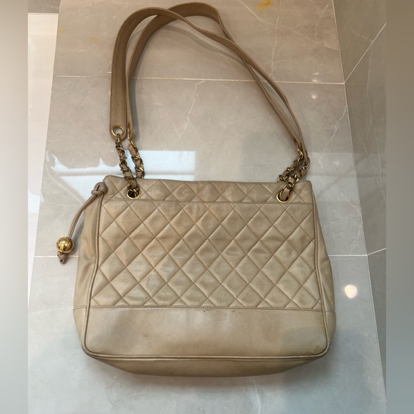 Authentic Chanel Lambskin Leather Ivory/ Crème Bag - Picture 4 of 7